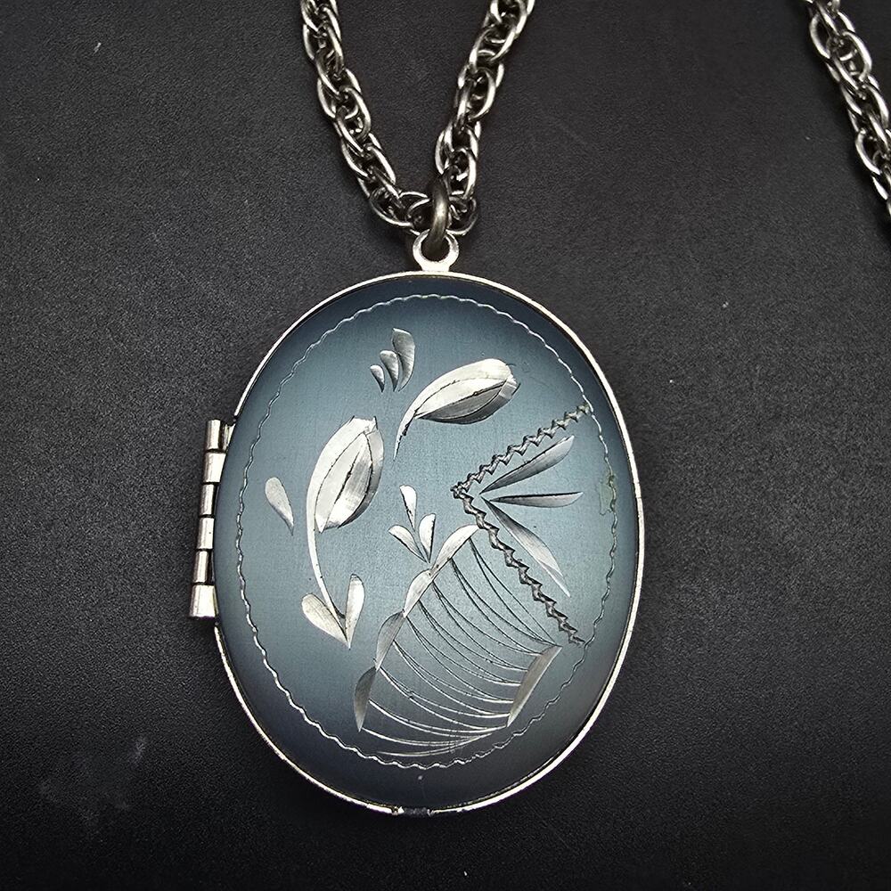 Blue Silver Tone Etched Locket Pendant‎ Necklace Vintage Costume Jewelry